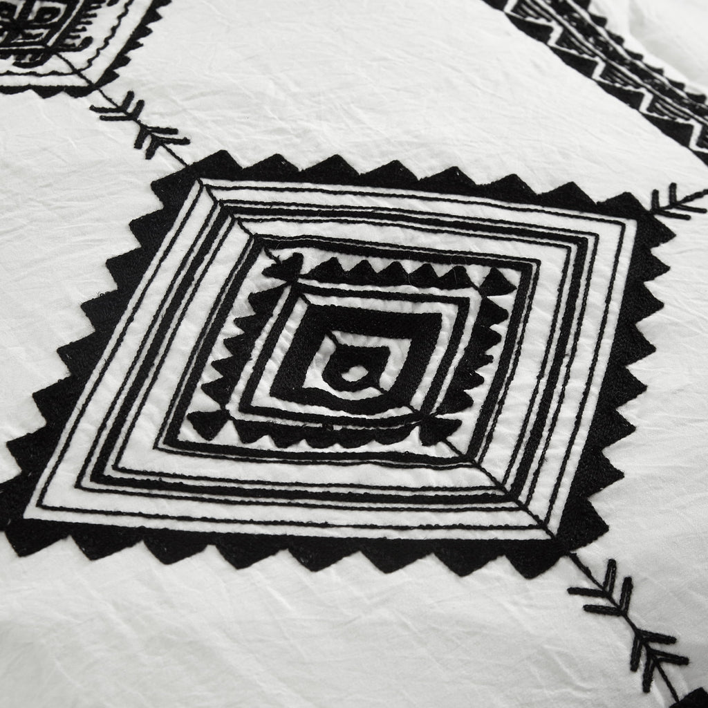  Black and White Summit 12 Piece Bed in a Bag Comforter Set, Queen
