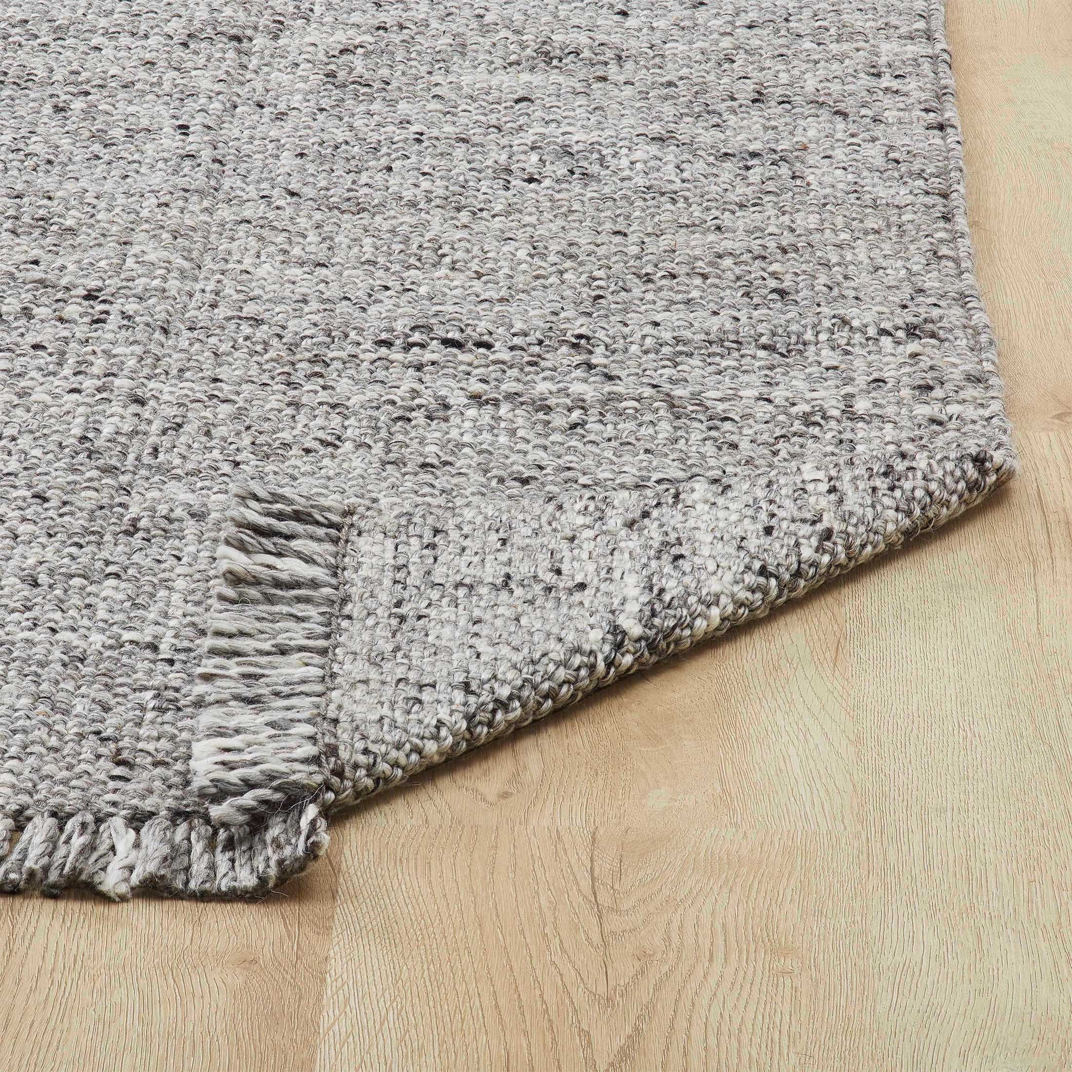  Light Grey Handwoven Plaid Wool Scatter Accent Rug, 30" x 46"