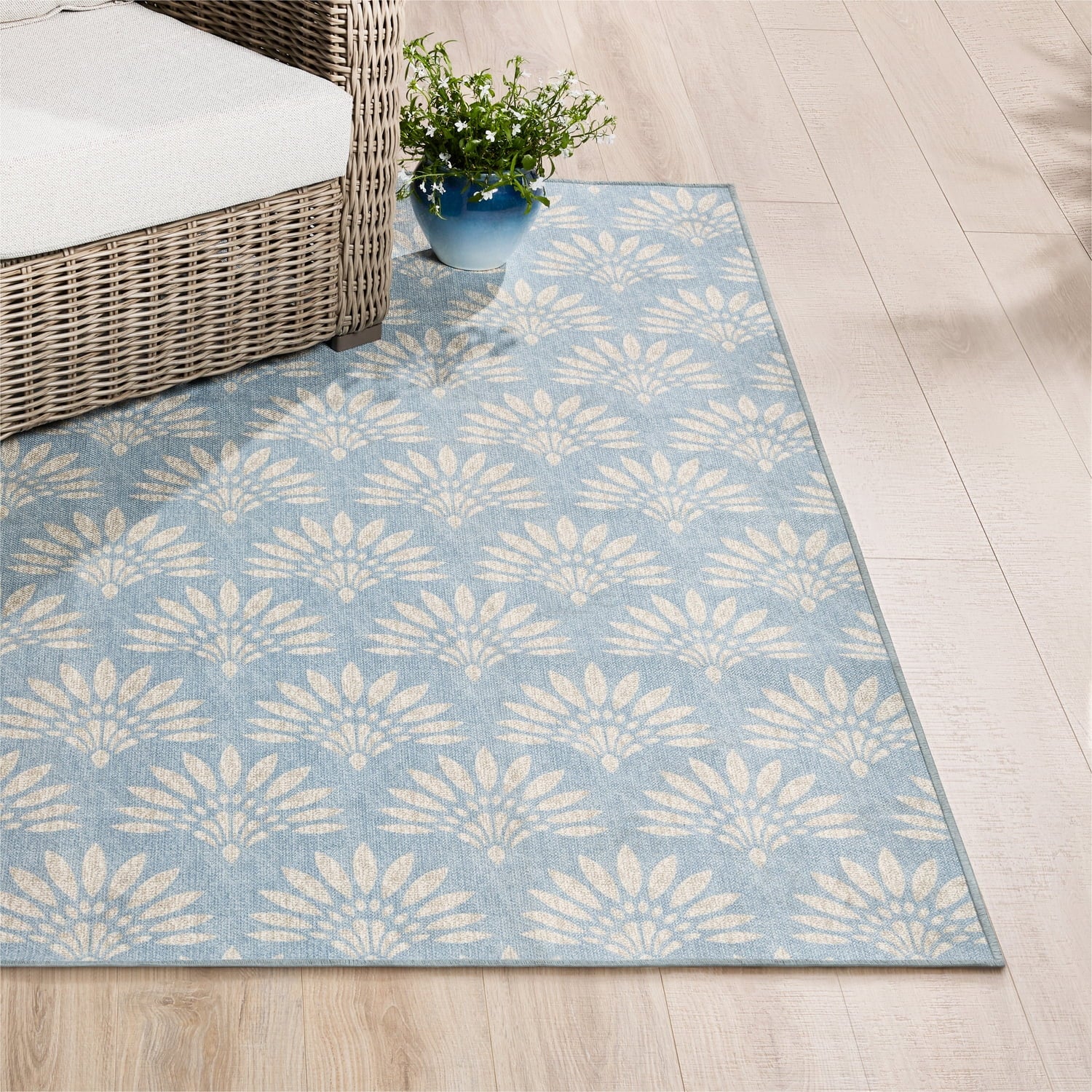  Blue Fan Palm Outdoor Washable Area Rug, 5' x 7'
